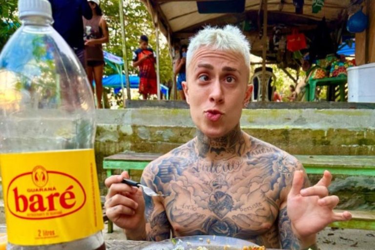 Mc Daniel dentro da Hilux: cantor comemora sucesso da música no Spotify; confira. Foto: Instagram