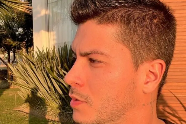 Arthur Aguiar reaparece nas redes sociais e comemora; veja o motivo