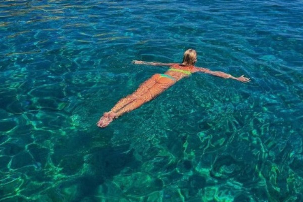 Carolina Dieckmann sensualiza com direito a topless na Grécia; confira as fotos surpreendentes