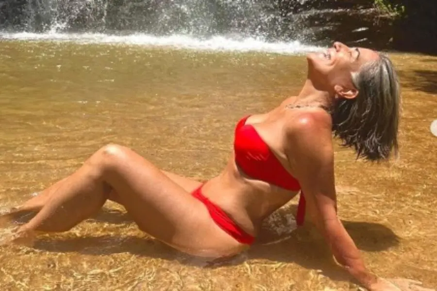 Glória Pires, perto dos 60 anos, encanta com corpo em forma