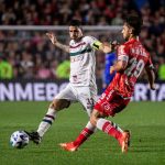 Imagem forte: jogador do Argentinos Juniors quebra perna em lance com Marcelo; vídeo choca a web. Foto: Marcelo Gonçalves/Fluminense