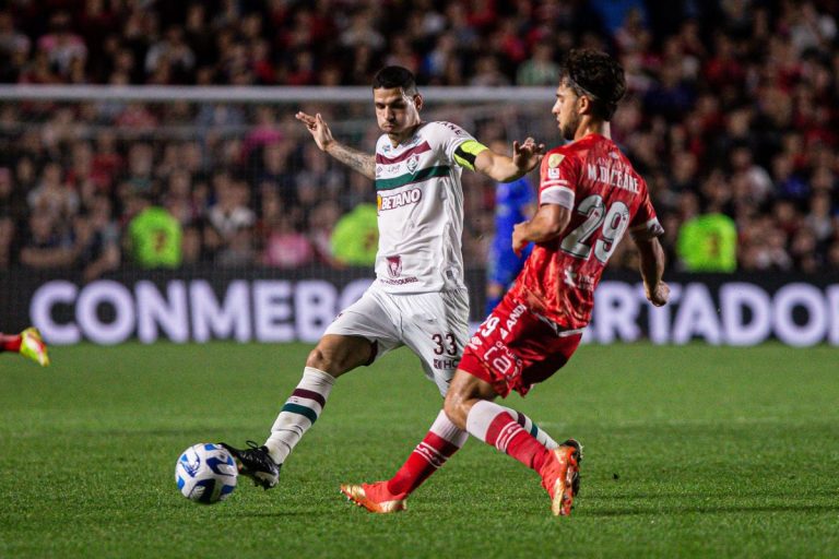 Imagem forte: jogador do Argentinos Juniors quebra perna em lance com Marcelo; vídeo choca a web