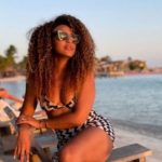 Sheron Menezzes curte férias no Caribe e surpreende fãs; como é possível tanta beleza? Confira