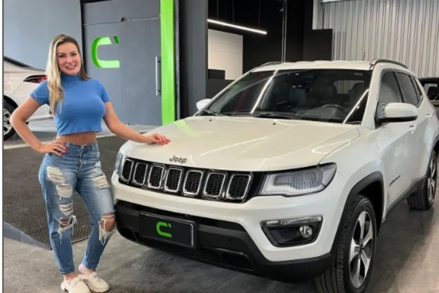 Andressa Urach de carro novo; saiba como ela conseguiu essa nave de R$ 230 mil