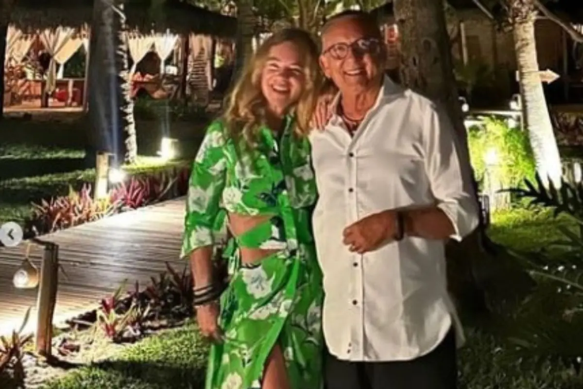 Galvão Bueno faz declaração a Desirée Soares e festeja aniversário de esposa; chama da paixão sempre acesa Galvão Bueno faz declaração a Desirée Soares e festeja aniversário de esposa; chama da paixão sempre acesa