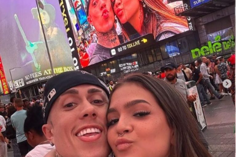 Mel Maia e Mc Daniel em Nova York, no telão da Time Square; mais juntos que nunca