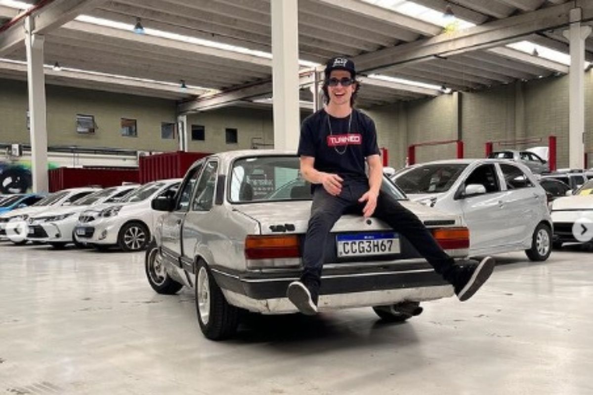 Fiuk viraliza com vídeo no Instagram em carro de corrida; esse ficou bem apertado