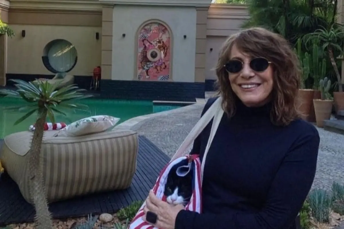 Renata Sorrah nostálgica; atriz posta foto antiga com Dênis Carvalho, Caetano Veloso e encanta fãs Renata Sorrah nostálgica; atriz posta foto antiga com Dênis Carvalho, Caetano Veloso e encanta fãs