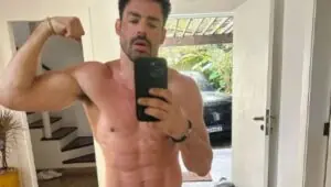 Cauã Reymond sarado e marombeiro agita as redes sociais; assim, as fãs vão à loucura