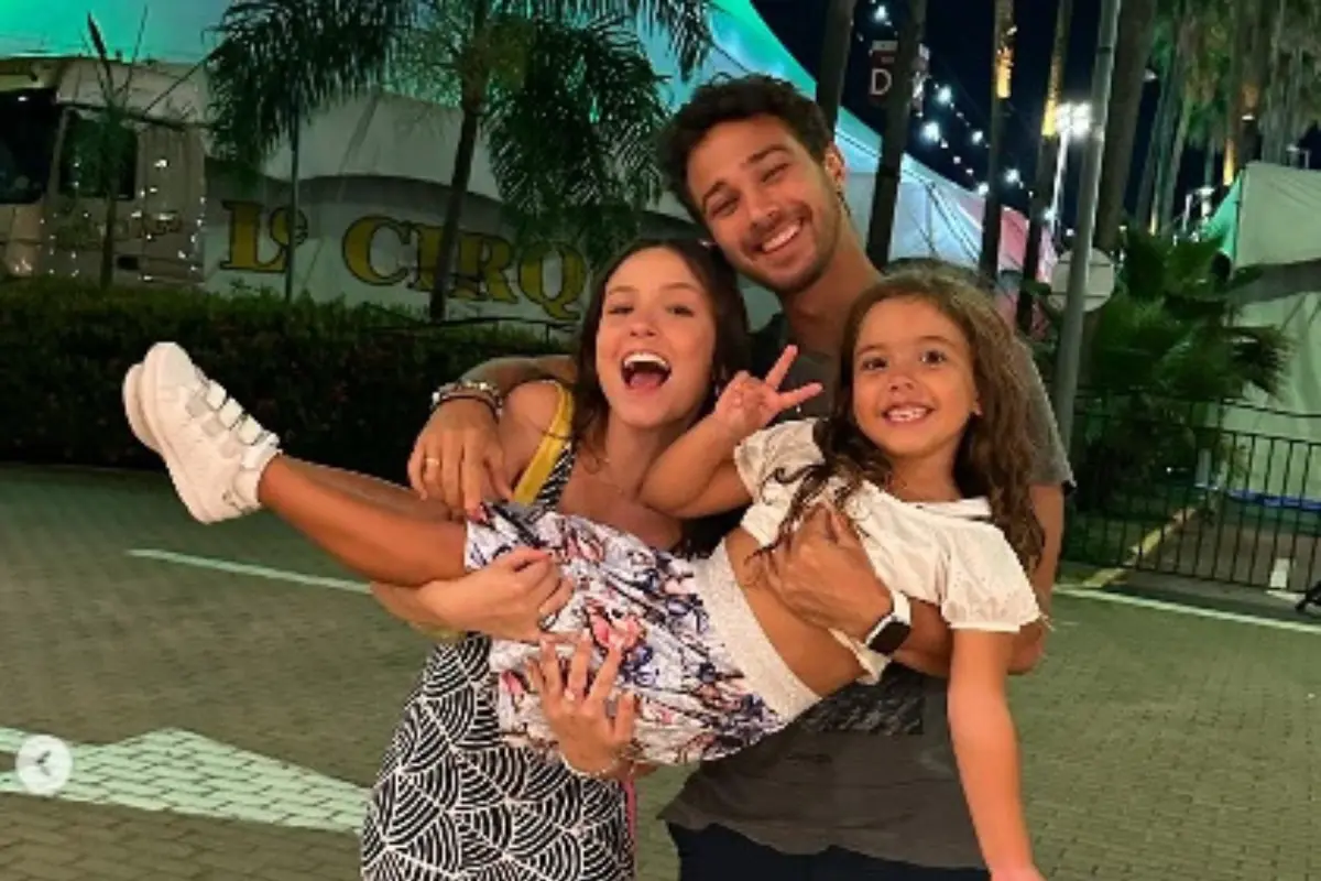 Larissa Manoela emociona fãs em carta aberto à afilhada; veja o que ela disse Larissa Manoela emociona fãs em carta aberto à afilhada; veja o que ela disse