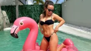 Larissa Manoela totalmente em forma exibe corpão na praia e pede volta do verão; confira