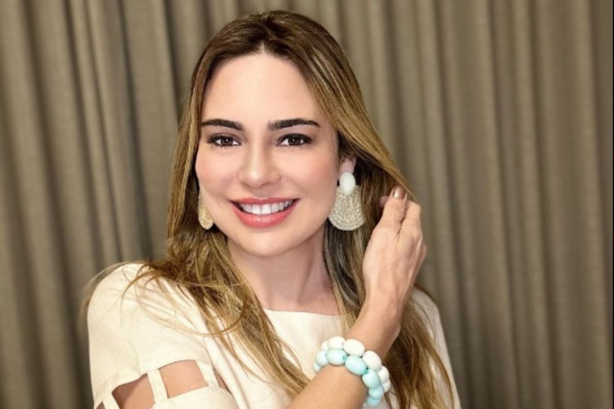 Rachel Sheherazade revela novo ‘look’ para o dia; o que acharam? Confira