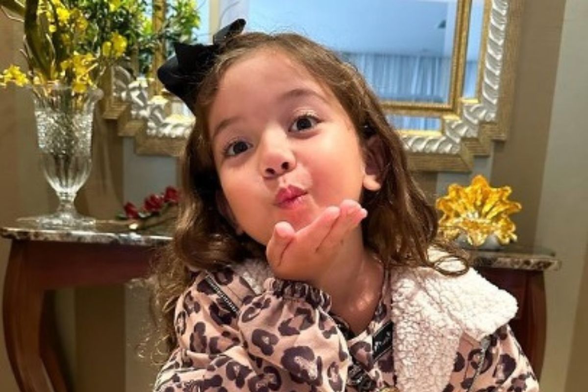 Larissa Manoela em família: atriz comemora aniversário de 6 anos da afilhada e encanta web