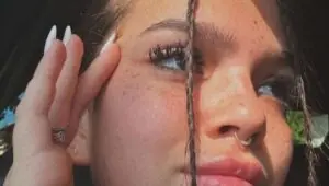 Mel Maia de trancinha agita o Instagram; o que achou do novo visual dela? Confira