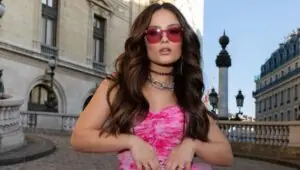 Outubro Rosa com Larissa Manoela: atriz volta a agitar a web com fotos em Paris