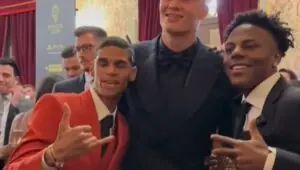 Inacreditável! Luva de Pedreiro rouba a cena na Bola de Ouro; veja vídeo