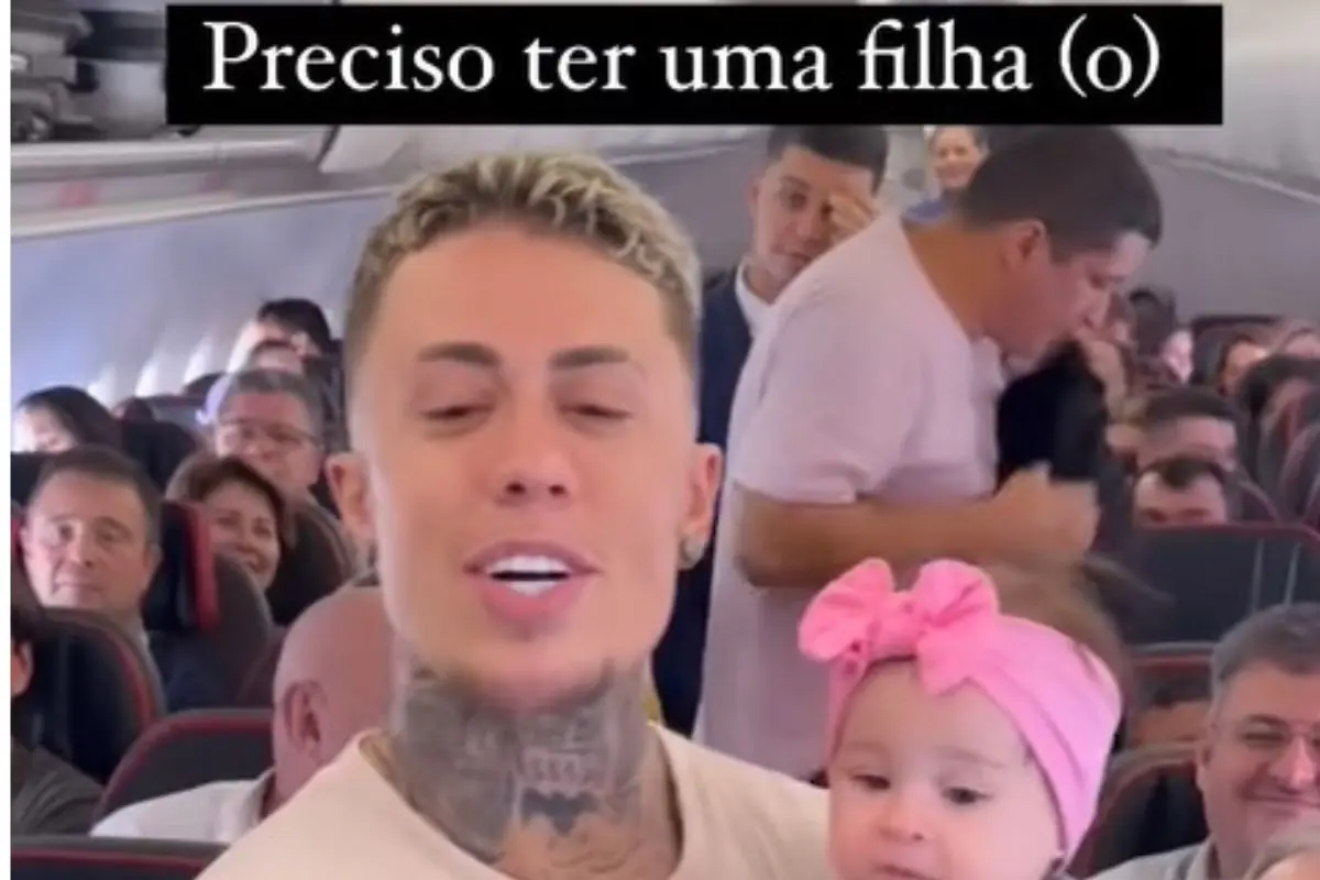 Mc Daniel se encanta (de novo) com criança em avião e revela sonho; confira Mc Daniel se encanta (de novo) com criança em avião e revela sonho; confira
