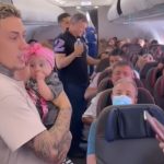 Mc Daniel se encanta (de novo) com criança em avião e revela sonho; confira
