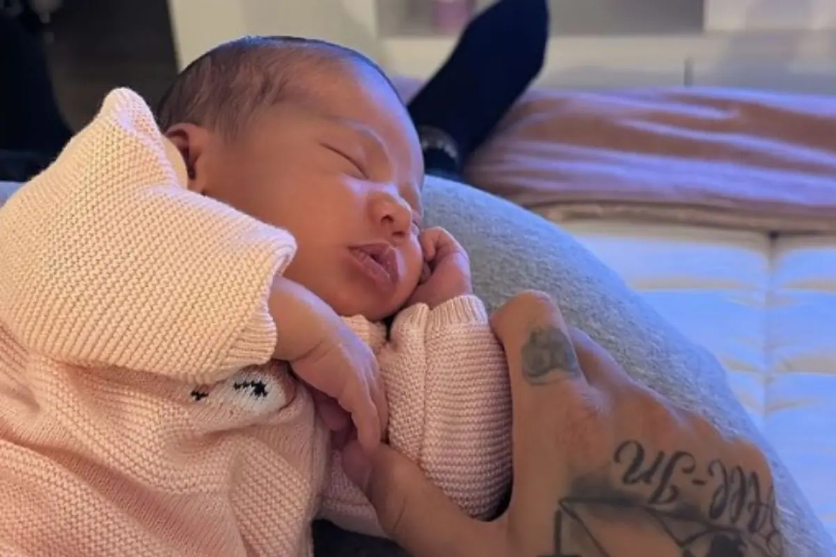 Neymar posta foto com a filha Mavie após grave lesão; confira Neymar posta foto com a filha Mavie após grave lesão; confira