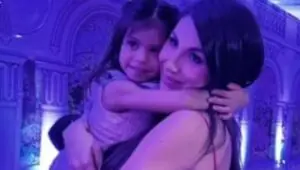 Exemplo de maturidade: Jhenny Santucci, ex de Arthur Aguiar, vai à festa da filha dele