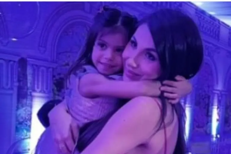 Exemplo de maturidade: Jhenny Santucci, ex de Arthur Aguiar, vai à festa da filha dele