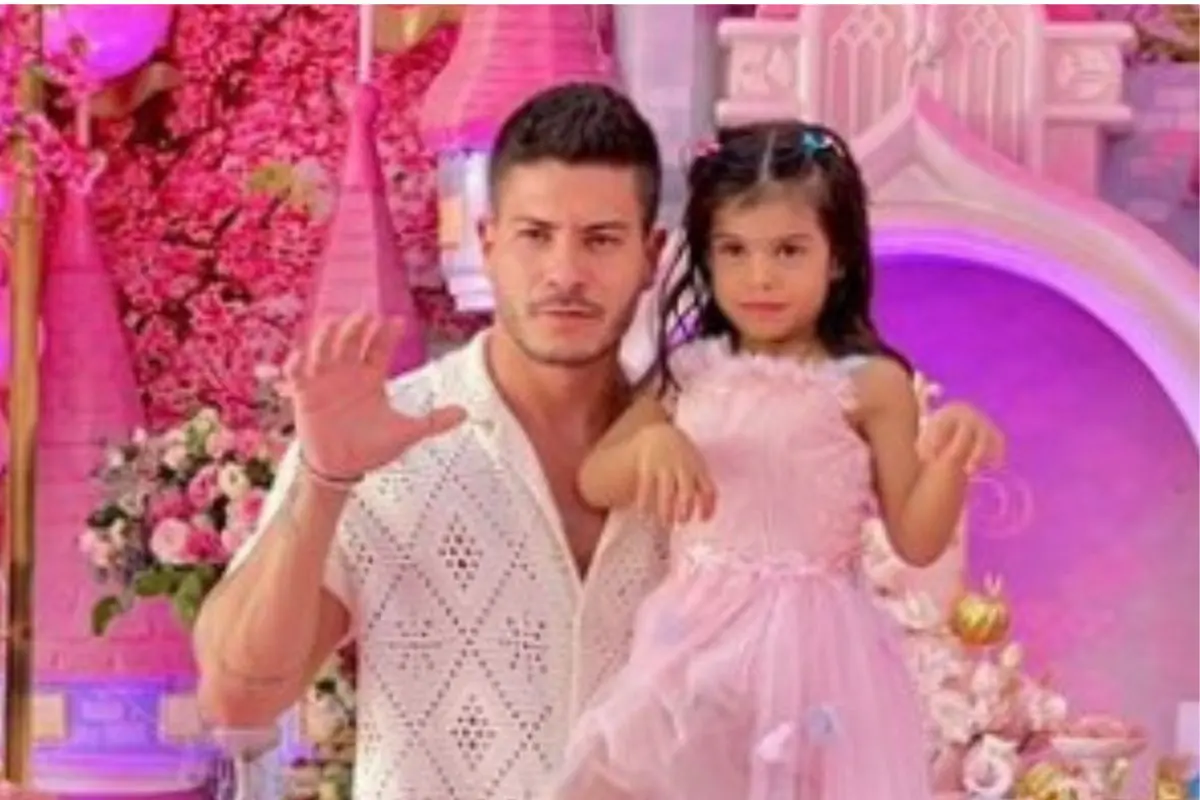 Exemplo de maturidade: Jhenny Santucci, ex de Arthur Aguiar, vai à festa da filha dele Exemplo de maturidade: Jhenny Santucci, ex de Arthur Aguiar, vai à festa da filha dele