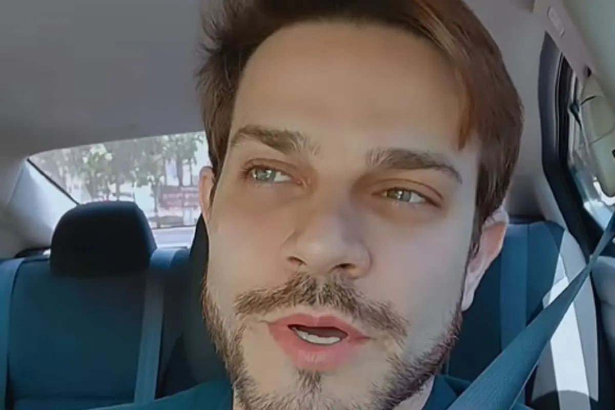 Carla Diaz e Felipe Becari disparam contra ‘fake news’, mas não comentam rompimento Carla Diaz e Felipe Becari disparam contra ‘fake news’, mas não comentam rompimento