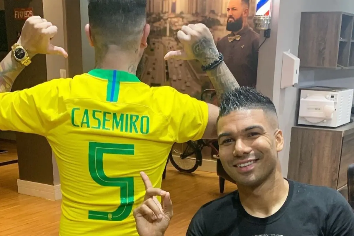 Casemiro cheio de estilo; craque da seleção dá ‘tapa na peruca’ antes de defender a Seleção Brasileira Casemiro cheio de estilo; craque da seleção dá ‘tapa na peruca’ antes de defender a Seleção Brasileira