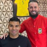 Casemiro cheio de estilo; craque da seleção dá ‘tapa na peruca’ antes de defender a Seleção Brasileira