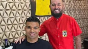 Casemiro cheio de estilo; craque da seleção dá ‘tapa na peruca’ antes de defender a Seleção Brasileira