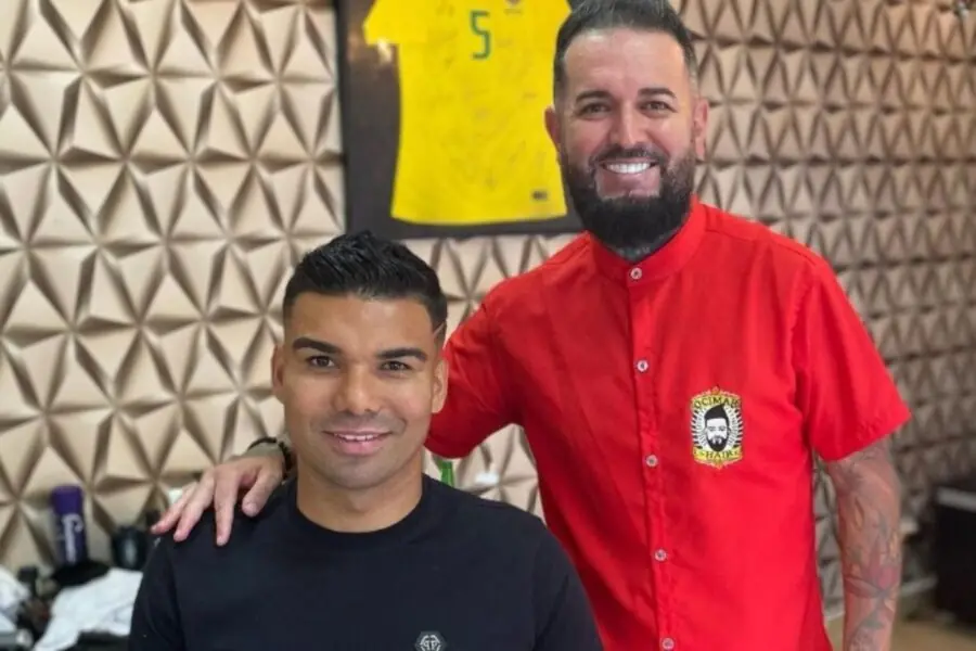 Casemiro cheio de estilo; craque da seleção dá ‘tapa na peruca’ antes de defender a Seleção Brasileira