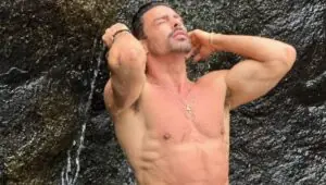 Cauã Reymond livre na natureza; ator em paisagens surpreendentes
