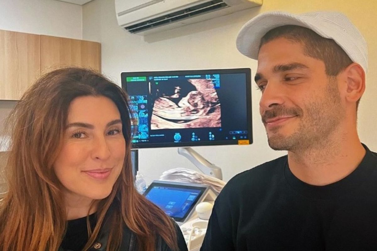 Fernanda Paes Leme e Victor Sampaio revelam primeira ‘selfie’ da bebê; confira