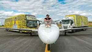Murilo Huff, ex de Marília Mendonça, viraliza em foto com jatinho e carreta; confira