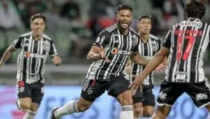 Hulk em domingo de fé; craque do Galo mobiliza fãs em visita à igreja