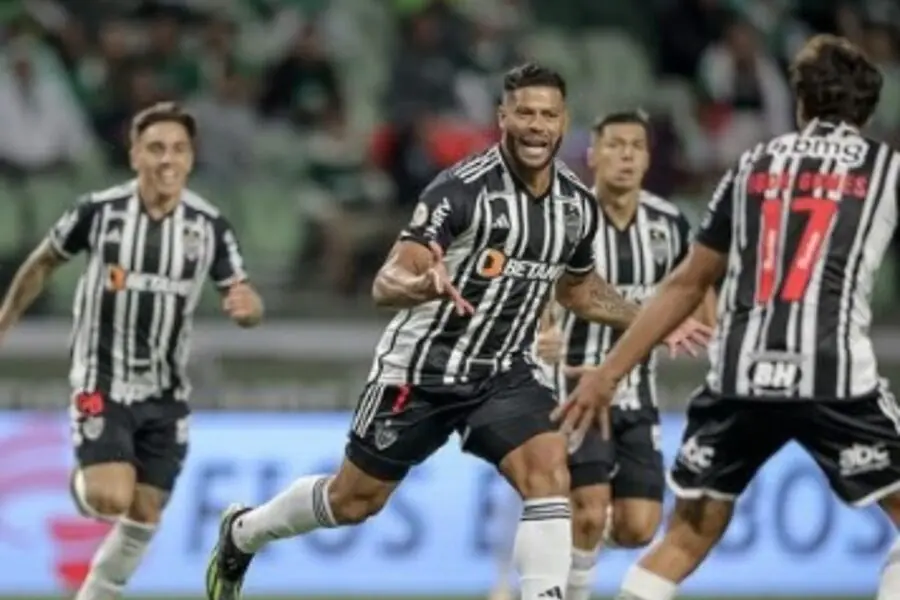 Hulk em domingo de fé; craque do Galo mobiliza fãs em visita à igreja