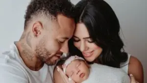 Alerta de fofura: Neymar posta foto de Mavie no clima da seleção brasileira