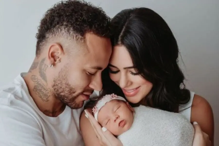 Alerta de fofura: Neymar posta foto de Mavie no clima da seleção brasileira