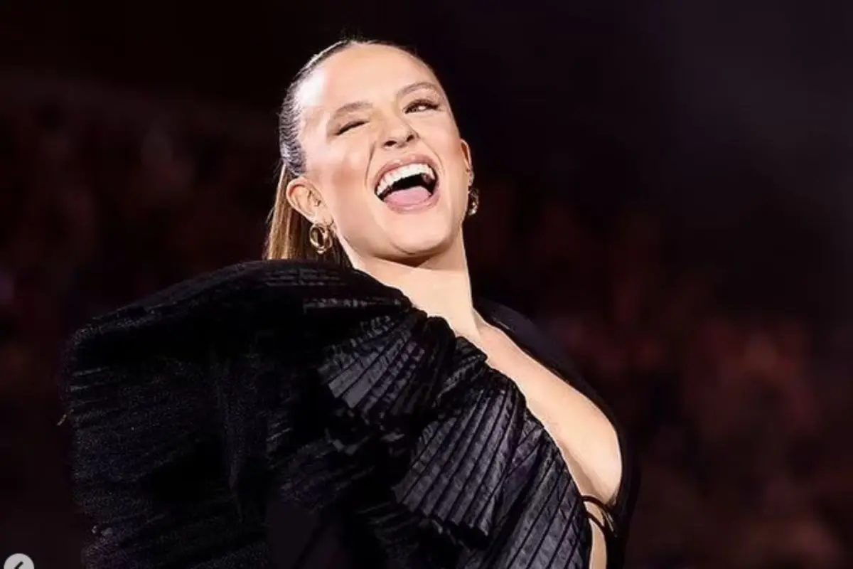 Dona do pedaço! Larissa Manoela realiza sonho e se destaca em Paris; veja o motivo Dona do pedaço! Larissa Manoela realiza sonho e se destaca em Paris; veja o motivo