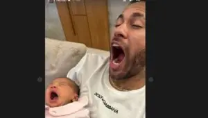 Neymar encanta fãs em foto com a filha Mavie; confira