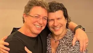 Paulo Ricardo presta homenagem a Boninho; confira