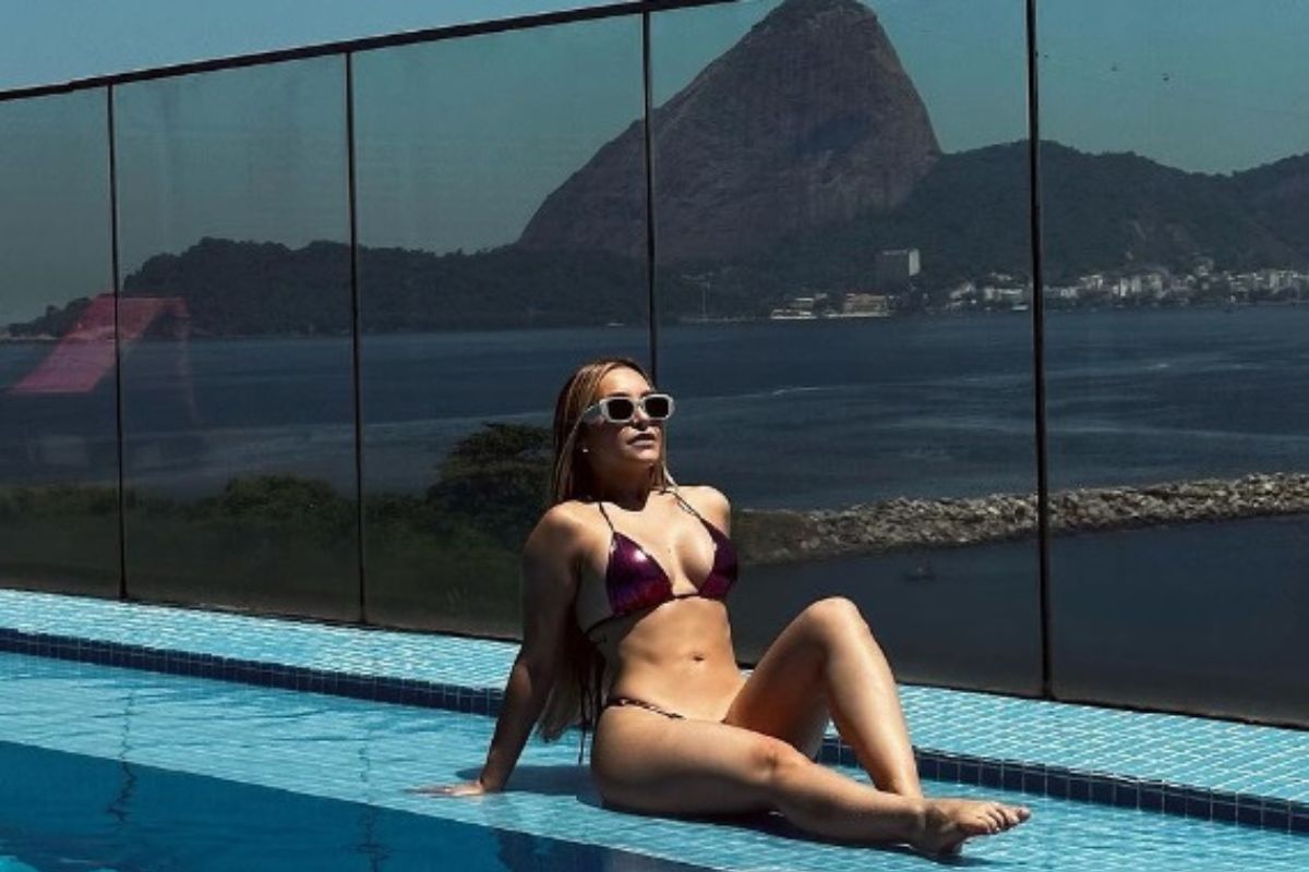 Carla Diaz curte momento ‘diva’ na beira da piscina no Rio de Janeiro; nasceu para brilhar