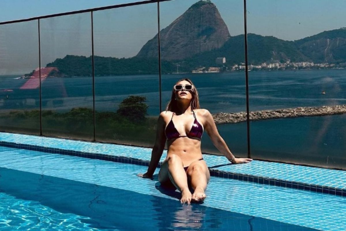Carla Diaz curte momento ‘diva’ na beira da piscina no Rio de Janeiro; nasceu para brilhar