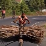 Chukudus a moto feita de madeira no Congo