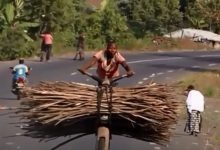 Chukudus a moto feita de madeira no Congo