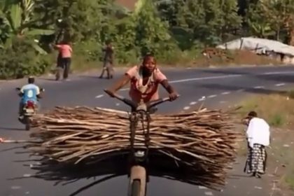 Chukudus a moto feita de madeira no Congo