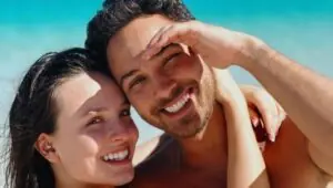 Larissa Manoela troca juras de amor com André Luiz Frambach; incondicional