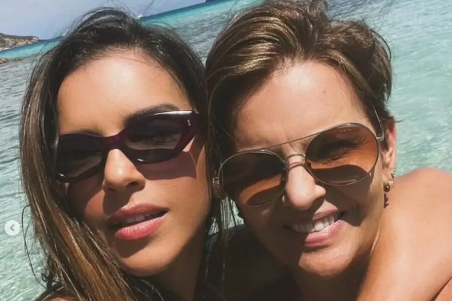Mariana Rios presta homenagem à mãe Adriana; semelhança surpreendente. Foto: Reprodução Instagram