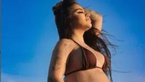 Mc Mirella arrasa com barrigão à espera de Serena e web se encanta; veja