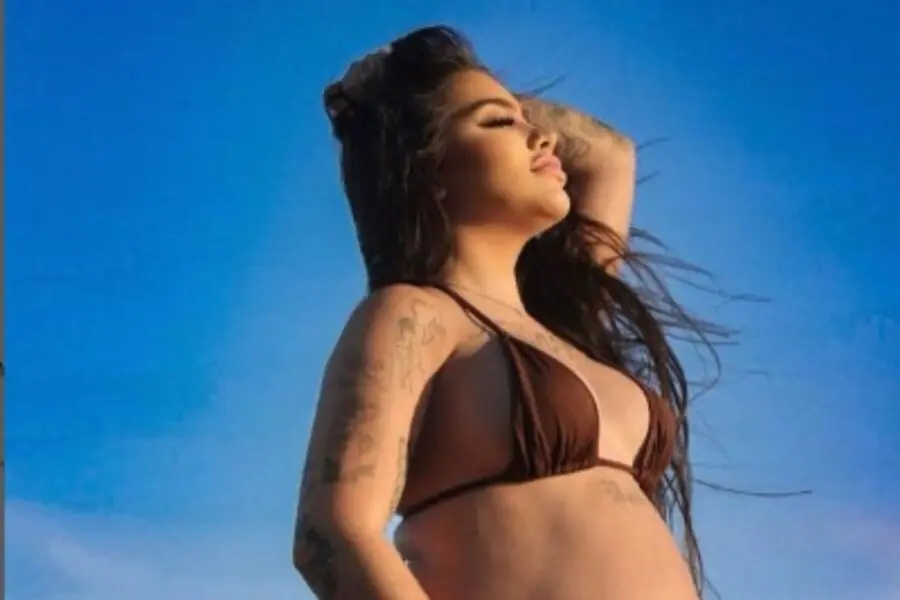 Mc Mirella arrasa com barrigão à espera de Serena e web se encanta; veja